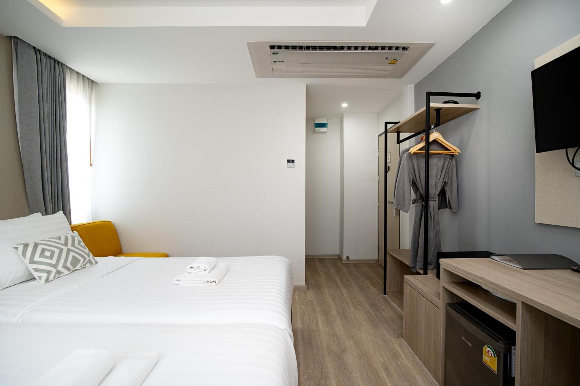 The Riski Hotel At Bangphlat Station Sha Bangkok Exterior foto