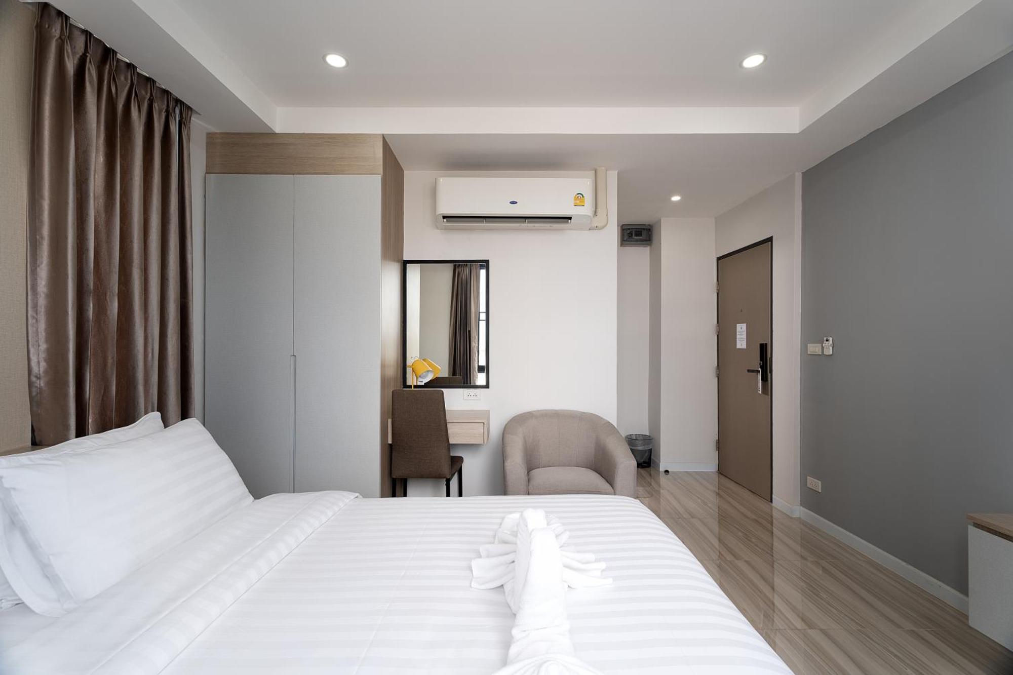 The Riski Hotel At Bangphlat Station Sha Bangkok Exterior foto