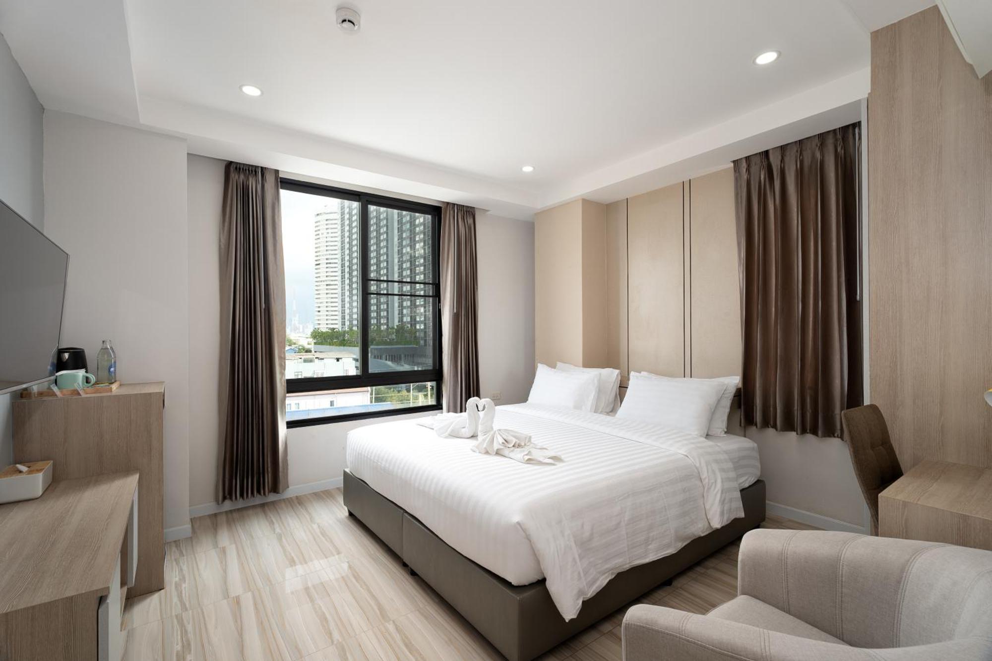 The Riski Hotel At Bangphlat Station Sha Bangkok Exterior foto